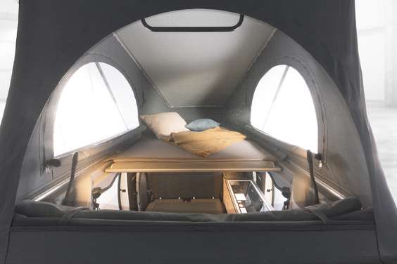 Das Panorama-View-Aufstelldach bietet zwei komfortable tellergefederte Schlafplätze und eine Liegefläche von 1,20 x 2,00 m.